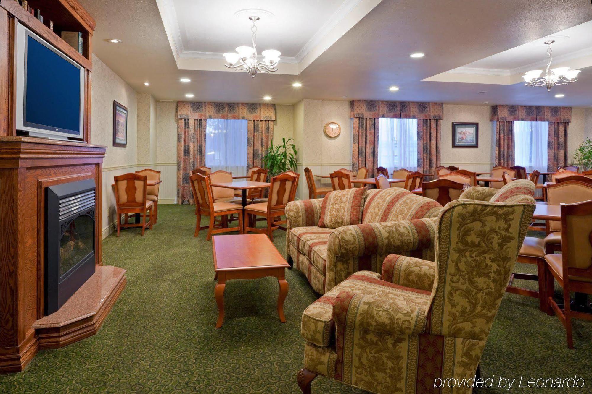 Holiday Inn Express Hotel & Suites 1000 Islands - Gananoque By Ihg Ngoại thất bức ảnh