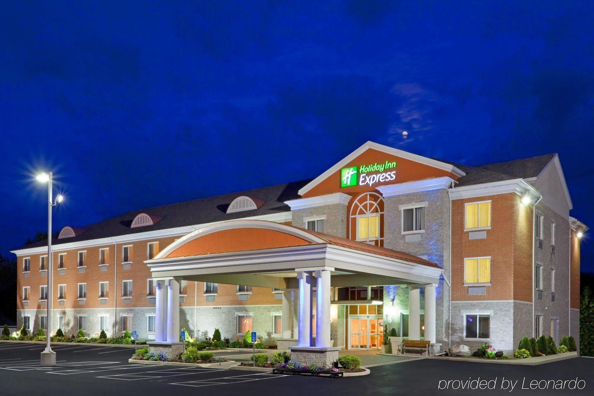Holiday Inn Express Hotel & Suites 1000 Islands - Gananoque By Ihg Ngoại thất bức ảnh