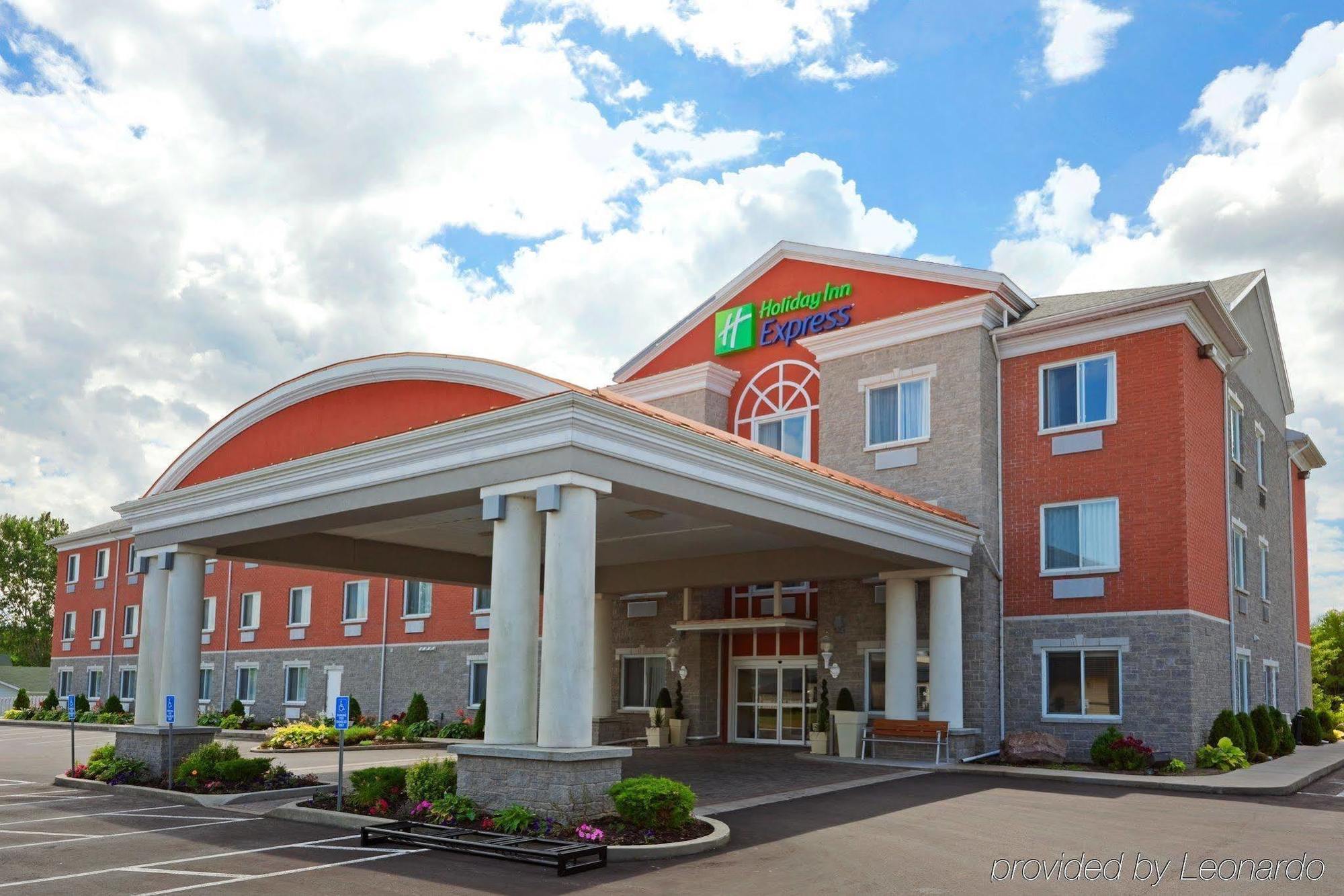 Holiday Inn Express Hotel & Suites 1000 Islands - Gananoque By Ihg Ngoại thất bức ảnh