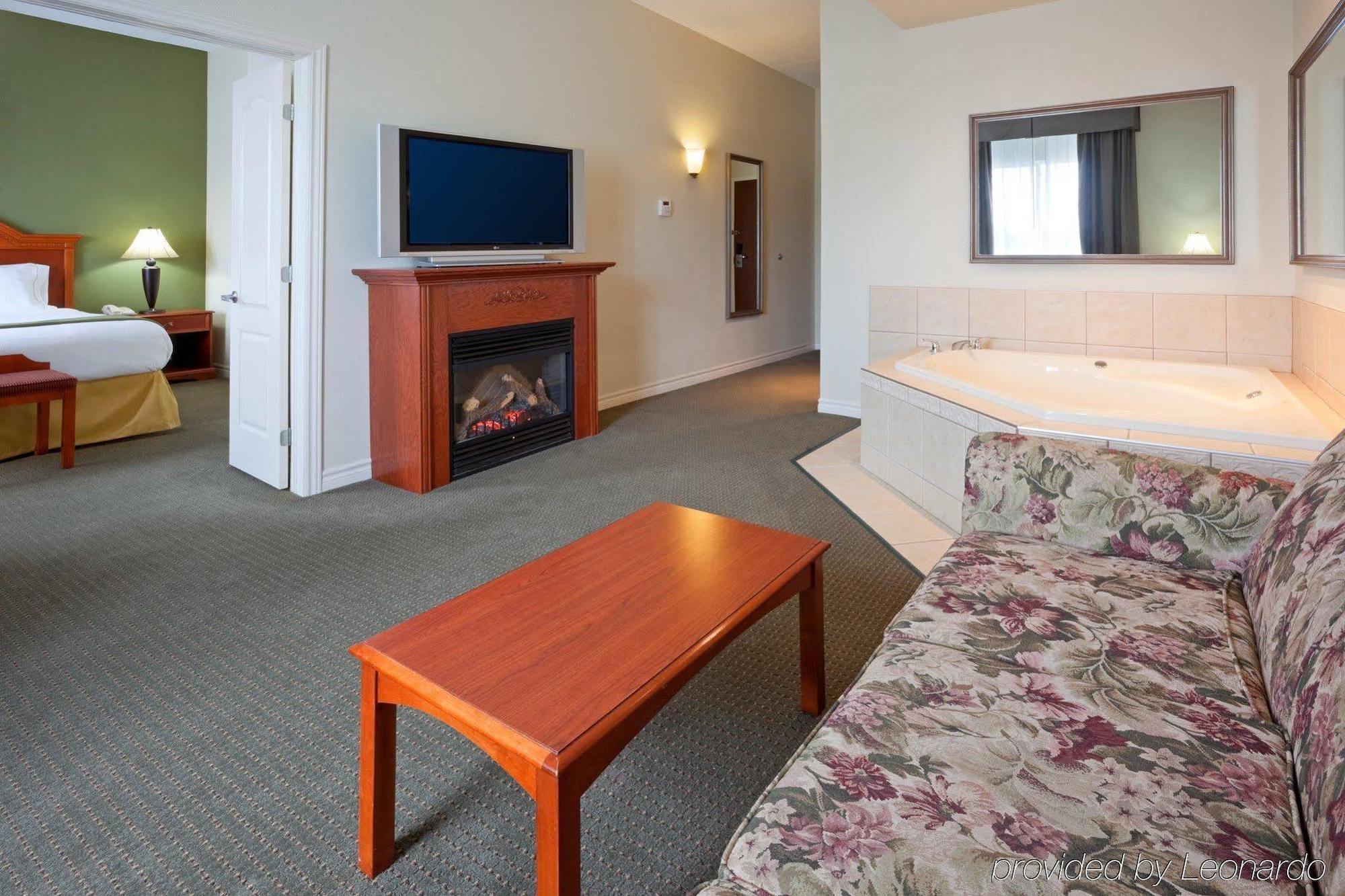 Holiday Inn Express Hotel & Suites 1000 Islands - Gananoque By Ihg Ngoại thất bức ảnh