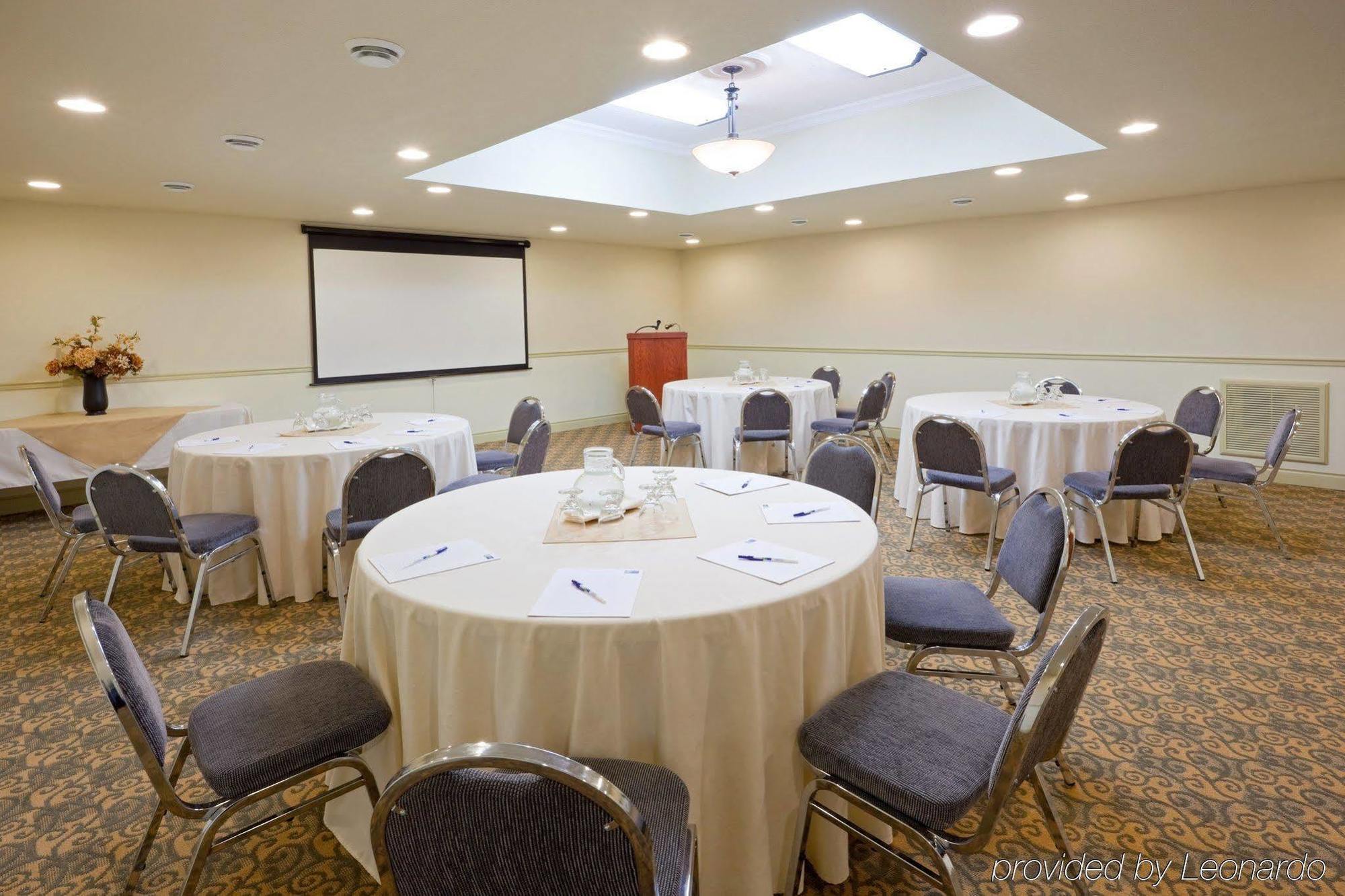 Holiday Inn Express Hotel & Suites 1000 Islands - Gananoque By Ihg Ngoại thất bức ảnh